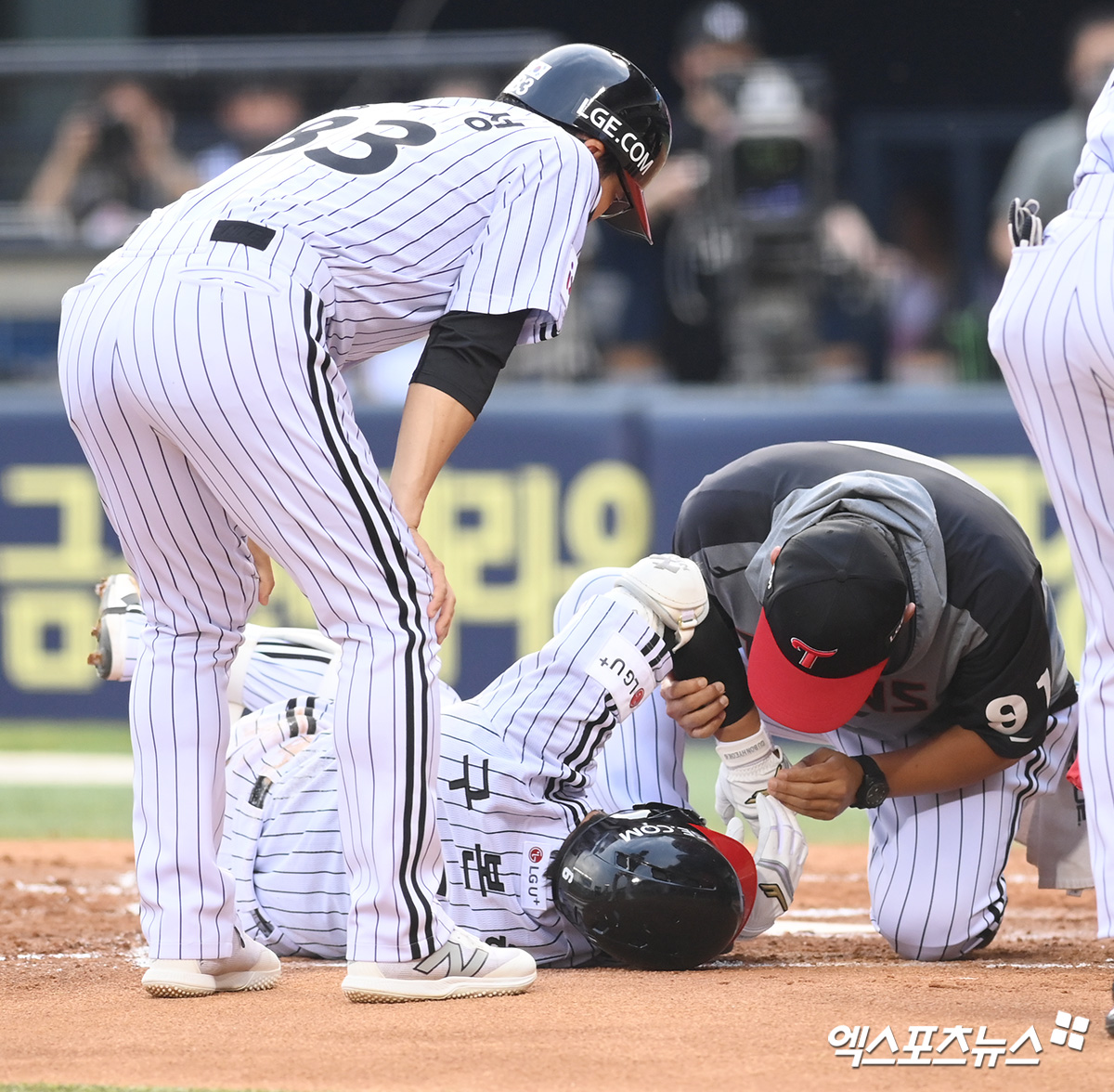 12일 오후 서울 송파구 잠실야구장에서 열린 '2025 신한 SOL Bank KBO리그' SSG 랜더스와 LG 트윈스의 경기, 2회말 선두타자로 나선 LG 구본혁이 SSG 선발 전영준의 사구에 괴로워 하고 있다. 엑스포츠뉴스DB