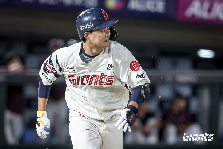 롯데 자이언츠 내야수 손호영이 14일 인천 SSG랜더스필드에서 열리는 2025 신한 SOL Bank KBO리그 SSG 랜더스와의 팀 간 10차전에 프로 데뷔 후 처음으로 1번타자로 선발출전 한다. 사진 롯데 자이언츠