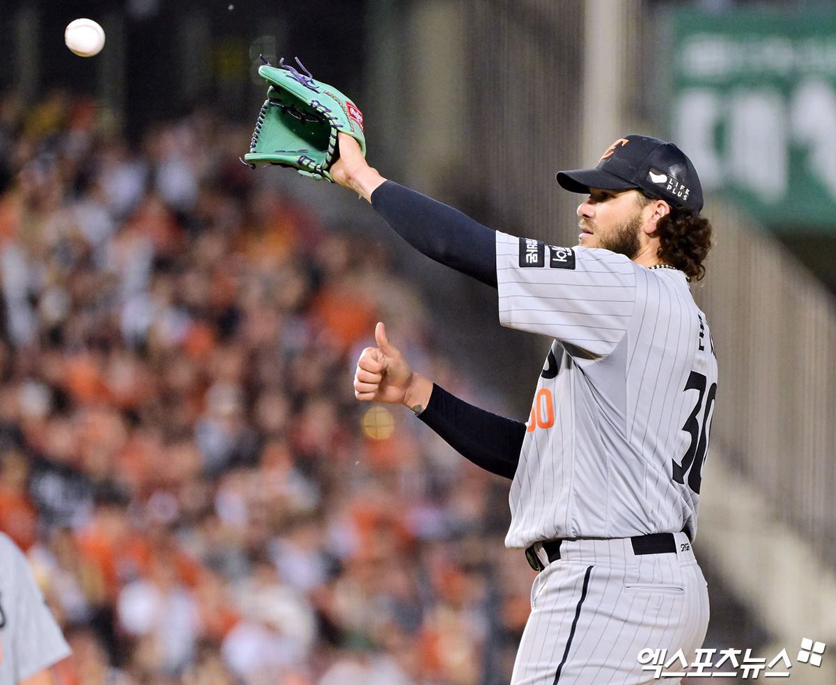 28일 오후 서울 송파구 잠실야구장에서 열린 '2025 신한 SOL Bank KBO리그' 한화 이글스와 LG 트윈스의 경기, 6회말 한화 폰세가 LG 박해민의 타구를 처리한 후 괜찮다는 제스처를 취하고 있다. 엑스포츠뉴스DB