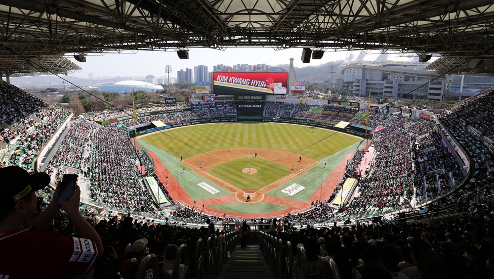 SSG 랜더스가 14일 인천 SSG랜더스필드에서 열린 2025 신한 SOL Bank KBO리그 롯데 자이언츠와의 경기에서 구단 역사상 처음으로 단일 시즌 10번째 매진을 기록했다. 사진 SSG 랜더스