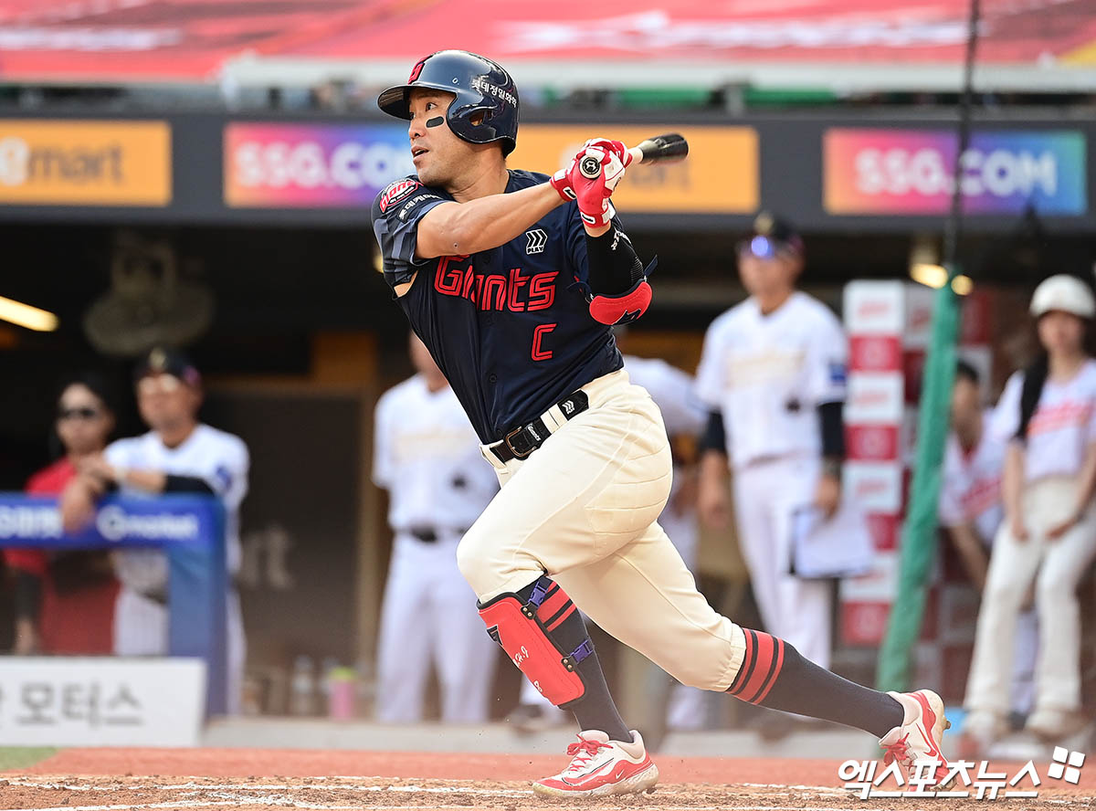 롯데 자이언츠 캡틴 전준우가 14일 인천 SSG랜더스필드에서 열린 2025 신한 SOL Bank KBO리그 SSG 랜더스와의 팀 간 10차전에서 2안타 2타점을 기록, 팀 3연승을 이끌었다. 사진 박지영 기자
