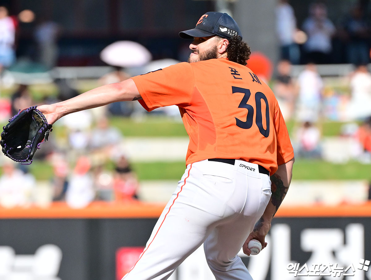 14일 오후 대전 한화생명 볼파크에서 열린 '2025 신한 SOL Bank KBO리그' LG 트윈스와 한화 이글스의 경기, 1회초 한화 선발투수 폰세가 공을 힘차게 던지고 있다. 대전, 김한준 기자