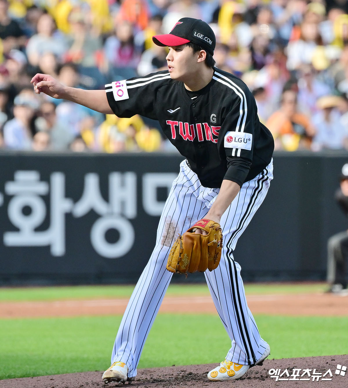 14일 오후 대전 한화생명 볼파크에서 열린 '2025 신한 SOL Bank KBO리그' LG 트윈스와 한화 이글스의 경기, 1회말 LG 선발투수 임찬규가 공을 힘차게 던지고 있다. 대전, 김한준 기자