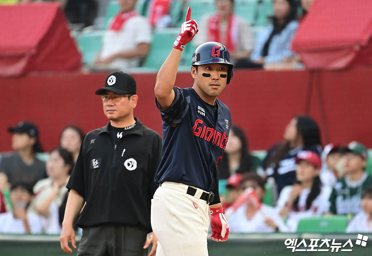 롯데 자이언츠 캡틴 전준우가 14일 인천 SSG랜더스필드에서 열린 2025 신한 SOL Bank KBO리그 SSG 랜더스와의 팀 간 10차전에서 2안타 2타점을 기록, 팀 3연승을 이끌었다. 사진 박지영 기자