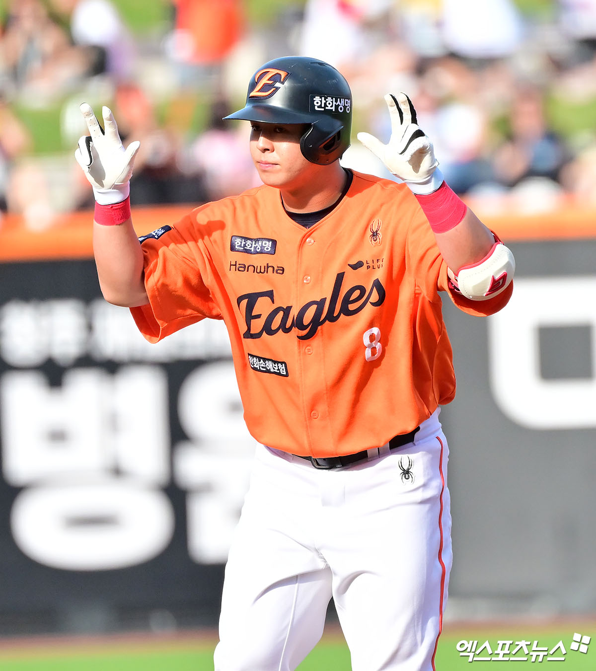 14일 오후 대전 한화생명 볼파크에서 열린 '2025 신한 SOL Bank KBO리그' LG 트윈스와 한화 이글스의 경기, 1회말 2사 1루 한화 노시환이 2루타를 날린 후 타임을 요청하고 있다. 대전, 김한준 기자