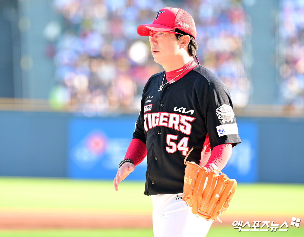 3일 오후 서울 송파구 잠실야구장에서 열린 '2025 신한 SOL Bank KBO리그' KIA 타이거즈와 두산 베어스의 경기, 2회말 수비를 마친 KIA 양현종이 더그아웃으로 향하고 있다. 엑스포츠뉴스 DB