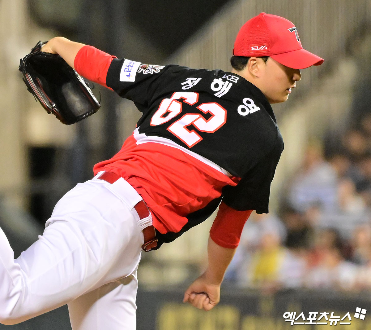  5일 오후 서울 송파구 잠실야구장에서 열린 '2025 신한 SOL Bank KBO리그' KIA 타이거즈와 두산 베어스의 경기, 9회말 2사 1,2루 KIA 정해영이 공을 힘차게 던지고 있다. 엑스포츠뉴스 DB