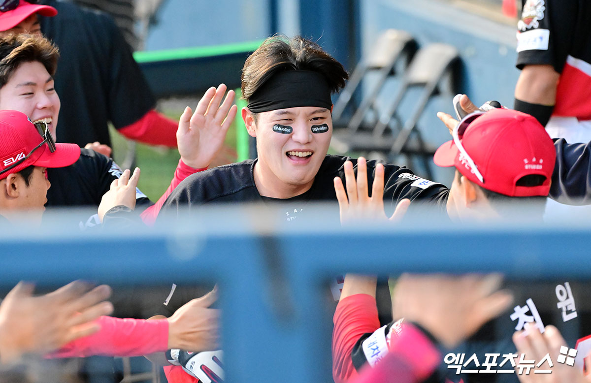 4일 오후 서울 송파구 잠실야구장에서 열린 '2025 신한 SOL Bank KBO리그' KIA 타이거즈와 두산 베어스의 경기, 4회초 무사 1,2루 KIA 오선우가 위즈덤의 1타점 적시타때 상대 실책을 틈타 득점에 성공하고 있다. 엑스포츠뉴스 DB