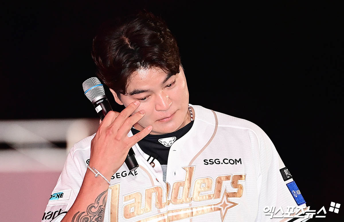 추신수 SSG 랜더스 구단주 보좌역이 14일 인천 SSG랜더스필드에서 열린 2025 신한 SOL Bank KBO리그 롯데 자이언츠와 경기 종료 후 공식 은퇴식을 진행하고 선수로서의 행보에 공식적으로 마침표를 찍었다. 사진 박지영 기자