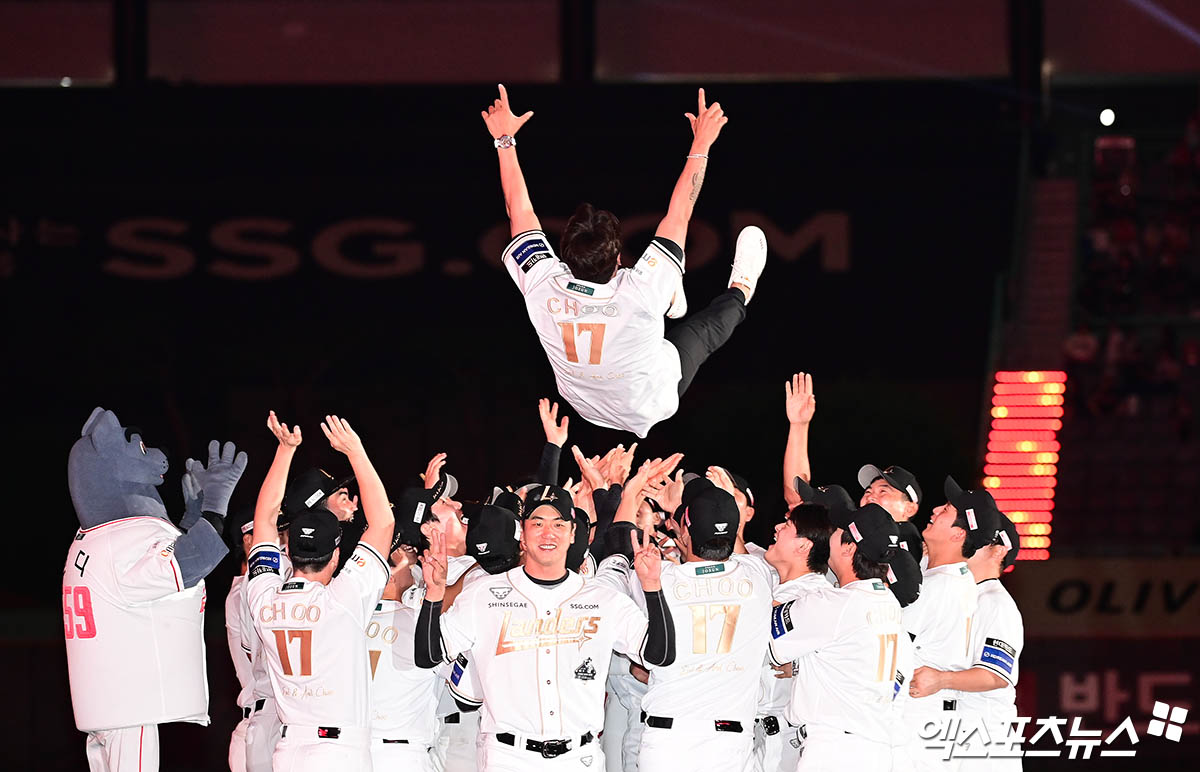 추신수 SSG 랜더스 구단주 보좌역이 14일 인천 SSG랜더스필드에서 열린 2025 신한 SOL Bank KBO리그 롯데 자이언츠와 경기 종료 후 공식 은퇴식을 진행하고 선수로서의 행보에 공식적으로 마침표를 찍었다. 사진 박지영 기자