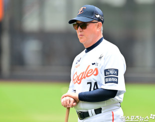 김경문 감독 ‘선수들 훈련 지켜보며’[포토]