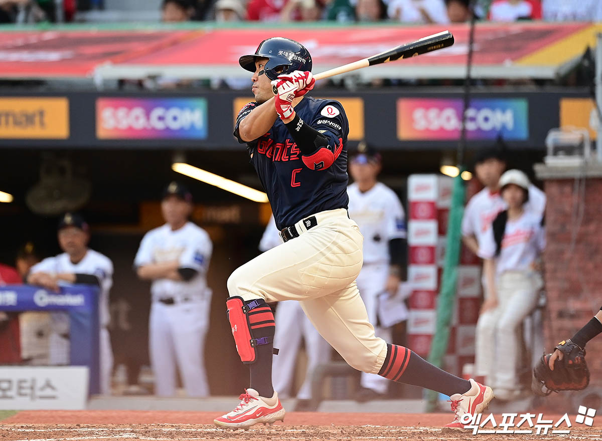 롯데 자이언츠 캡틴 전준우가 14일 인천 SSG랜더스필드에서 열린 2025 신한 SOL Bank KBO리그 SSG 랜더스와의 팀 간 10차전에 4번타자 겸 좌익수로 선발출전, 4타수 2안타 2타점으로 맹타를 휘두르고 팀 3연승을 이끌었다. 사진 박지영 기자
