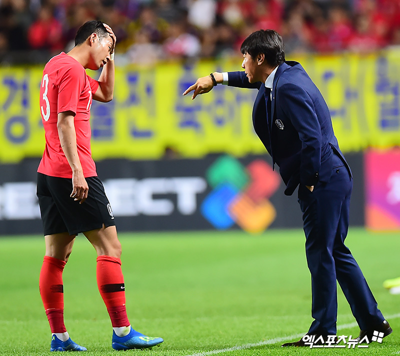 국제축구연맹(FIFA) 랭킹 140위권의 약체 인도네시아 대표팀을 맡아 사상 처음으로 3차예선 승리를 이끌어냈던 신태용 감독이 중국 대표팀 새 사령탑 유력 후보에 올랐다는 주장을 인도네시아 언론이 제기했다. 'CNN 인도네시아'는 15일 '중국축구협회가 월드컵 본선 진출에 실패한 이반코비치 감독 후임으로 신태용 감독에 접근한다는 이야기가 나돌고 있다. 신 감독은 지난 1월 인도네시아축구협회에서 감자기 경질당한 뒤 무직 상태다. 그는 인도네시아 대표팀의 세대교체 이끈 것은 물론 여러 대회에서 역사적인 순간을 창조한 인물'이라고 소개했다. 엑스포츠뉴스DB