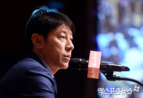 국제축구연맹(FIFA) 랭킹 140위권의 약체 인도네시아 대표팀을 맡아 사상 처음으로 3차예선 승리를 이끌어냈던 신태용 감독이 중국 대표팀 새 사령탑 유력 후보에 올랐다는 주장을 인도네시아 언론이 제기했다. 'CNN 인도네시아'는 15일 '중국축구협회가 월드컵 본선 진출에 실패한 이반코비치 감독 후임으로 신태용 감독에 접근한다는 이야기가 나돌고 있다. 신 감독은 지난 1월 인도네시아축구협회에서 감자기 경질당한 뒤 무직 상태다. 그는 인도네시아 대표팀의 세대교체 이끈 것은 물론 여러 대회에서 역사적인 순간을 창조한 인물'이라고 소개했다. 엑스포츠뉴스DB