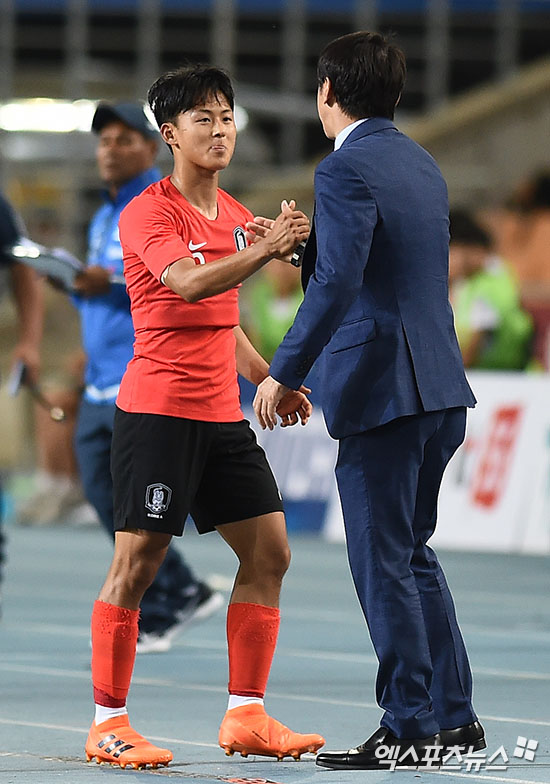 국제축구연맹(FIFA) 랭킹 140위권의 약체 인도네시아 대표팀을 맡아 사상 처음으로 3차예선 승리를 이끌어냈던 신태용 감독이 중국 대표팀 새 사령탑 유력 후보에 올랐다는 주장을 인도네시아 언론이 제기했다. 'CNN 인도네시아'는 15일 '중국축구협회가 월드컵 본선 진출에 실패한 이반코비치 감독 후임으로 신태용 감독에 접근한다는 이야기가 나돌고 있다. 신 감독은 지난 1월 인도네시아축구협회에서 감자기 경질당한 뒤 무직 상태다. 그는 인도네시아 대표팀의 세대교체 이끈 것은 물론 여러 대회에서 역사적인 순간을 창조한 인물'이라고 소개했다. 엑스포츠뉴스DB