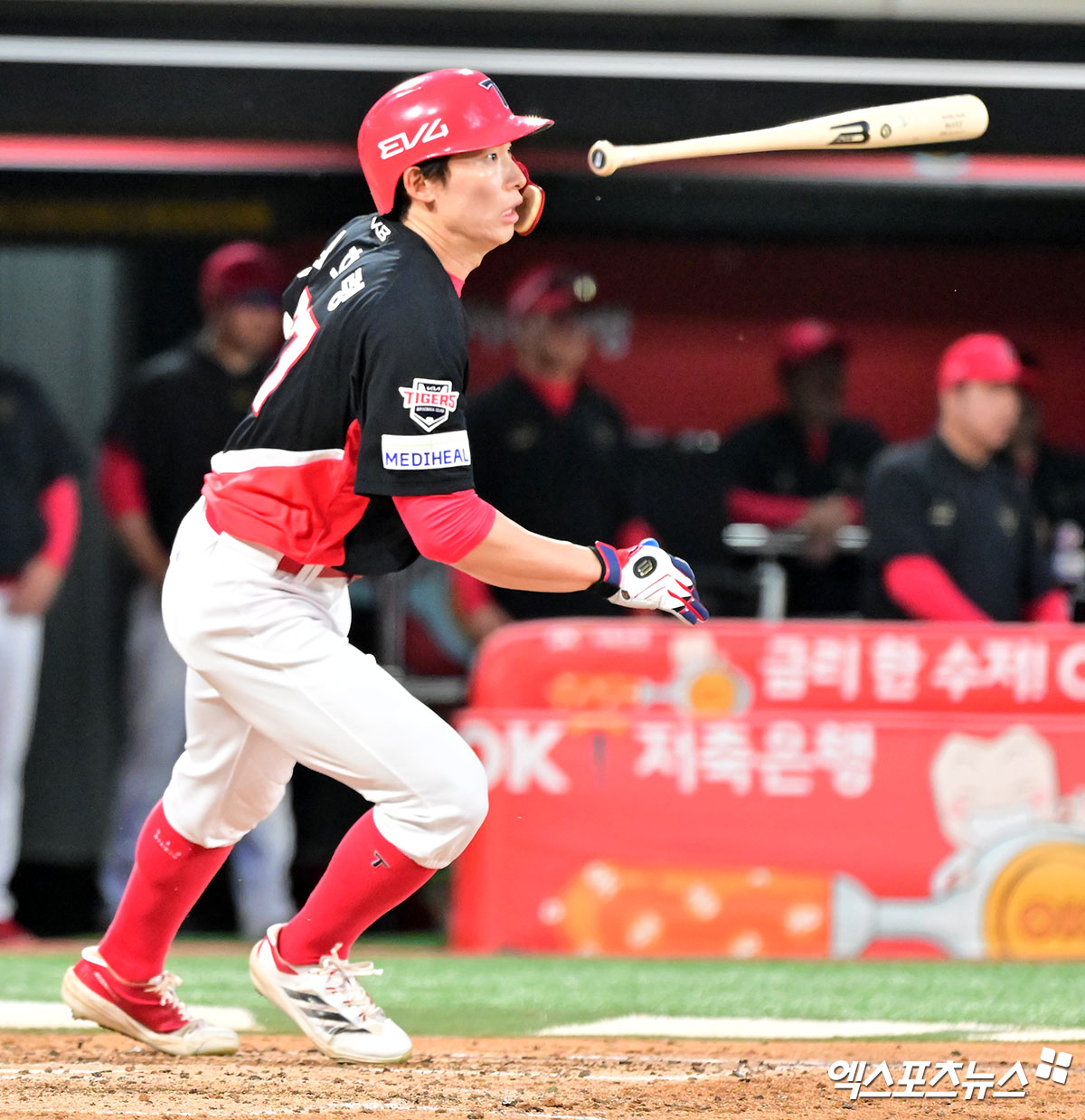 21일 오후 수원KT위즈파크에서 열린 '2025 신한 SOL Bank KBO리그' KIA 타이거즈와 KT 위즈의 경기, 4회초 무사 1루 KIA 김호령이 중전안타를 날리고 있다. 엑스포츠뉴스 DB