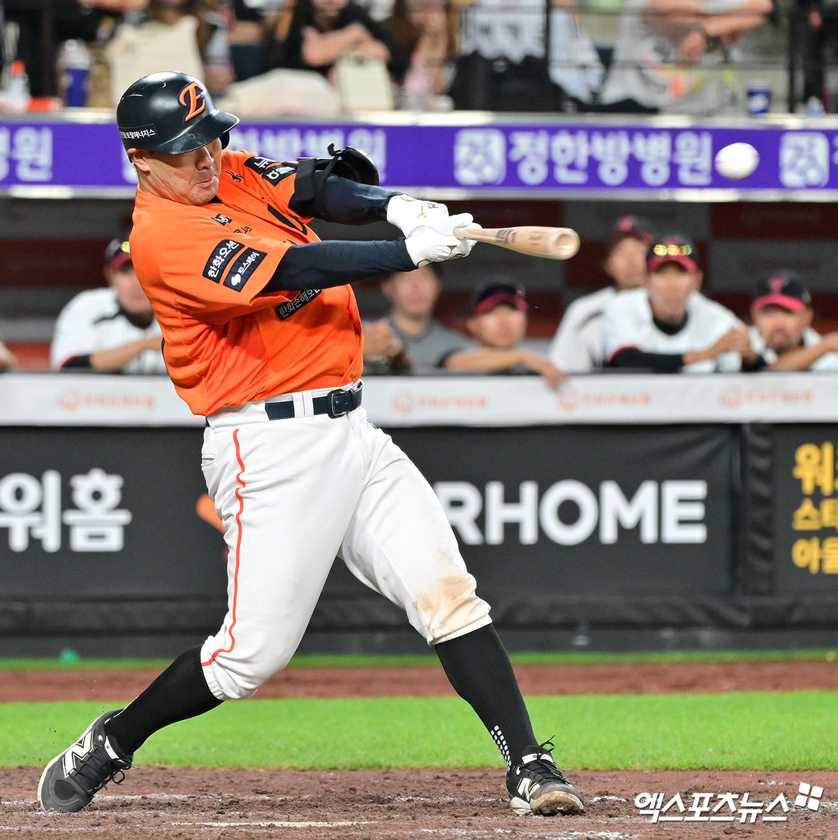 14일 오후 대전 한화생명 볼파크에서 열린 '2025 신한 SOL Bank KBO리그' LG 트윈스와 한화 이글스의 경기, 11회말 2사 2루 한화 이재원이 좌전안타를 날리고 있다. 대전, 김한준 기자
