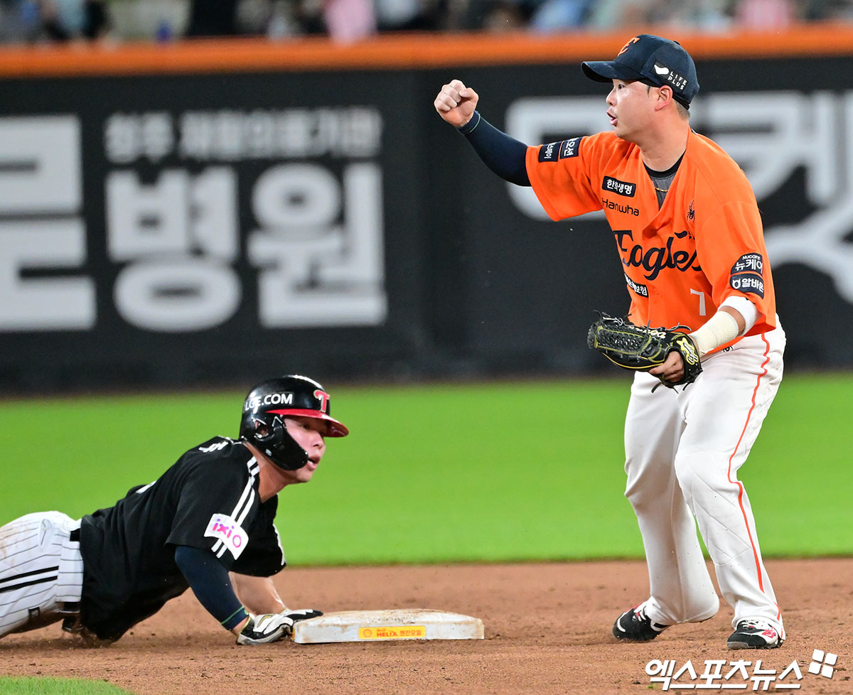 14일 오후 대전 한화생명 볼파크에서 열린 '2025 신한 SOL Bank KBO리그' LG 트윈스와 한화 이글스의 경기, 8회초 무사 1루 한화 이도윤이 2루 도루를 시도한 LG 신민재를 태그아웃 시킨 후 기뻐하고 있다. 대전, 김한준 기자