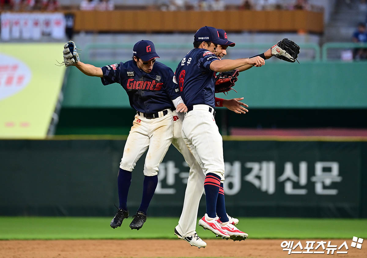 김태형 감독이 이끄는 롯데 자이언츠가 14일 인천 SSG랜더스필드에서 열린 2025 신한 SOL Bank KBO리그 SSG 랜더스와의 팀 간 10차전에서 4-2로 승리, 3연승을 질주했다. 사진 박지영 기자