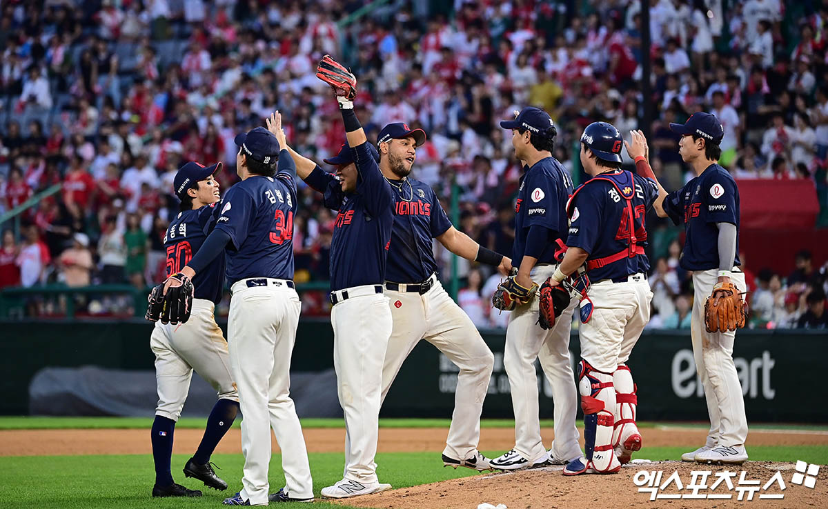 김태형 감독이 이끄는 롯데 자이언츠가 14일 인천 SSG랜더스필드에서 열린 2025 신한 SOL Bank KBO리그 SSG 랜더스와의 팀 간 10차전에서 4-2로 승리, 3연승을 질주했다. 사진 박지영 기자