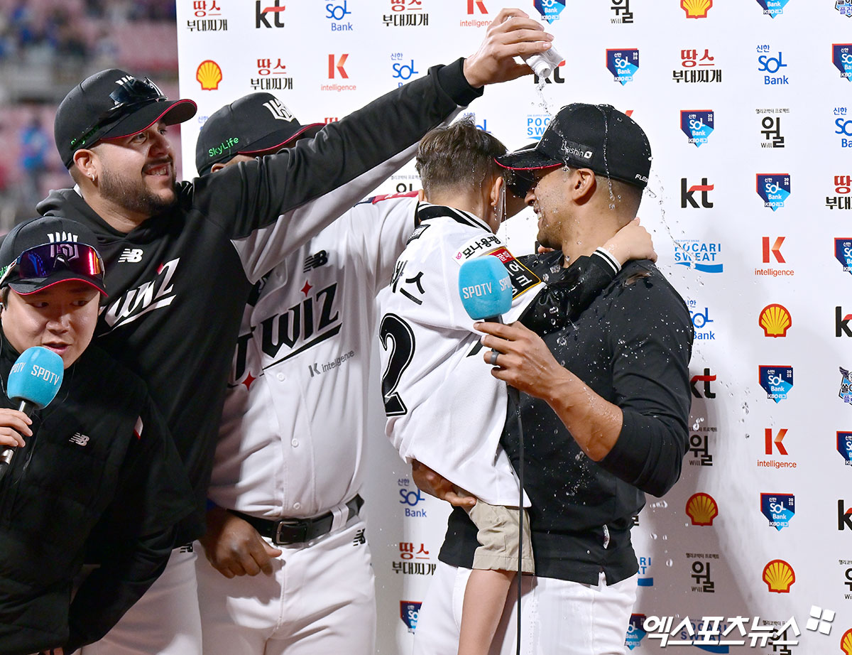 오른쪽에 선 KT 위즈 선발투수 윌리엄 쿠에바스가 지난 4월 11일 삼성 라이온즈전에서 시즌 첫 승을 올린 뒤 인터뷰 도중 물세례를 받고 있다. 엑스포츠뉴스 DB
