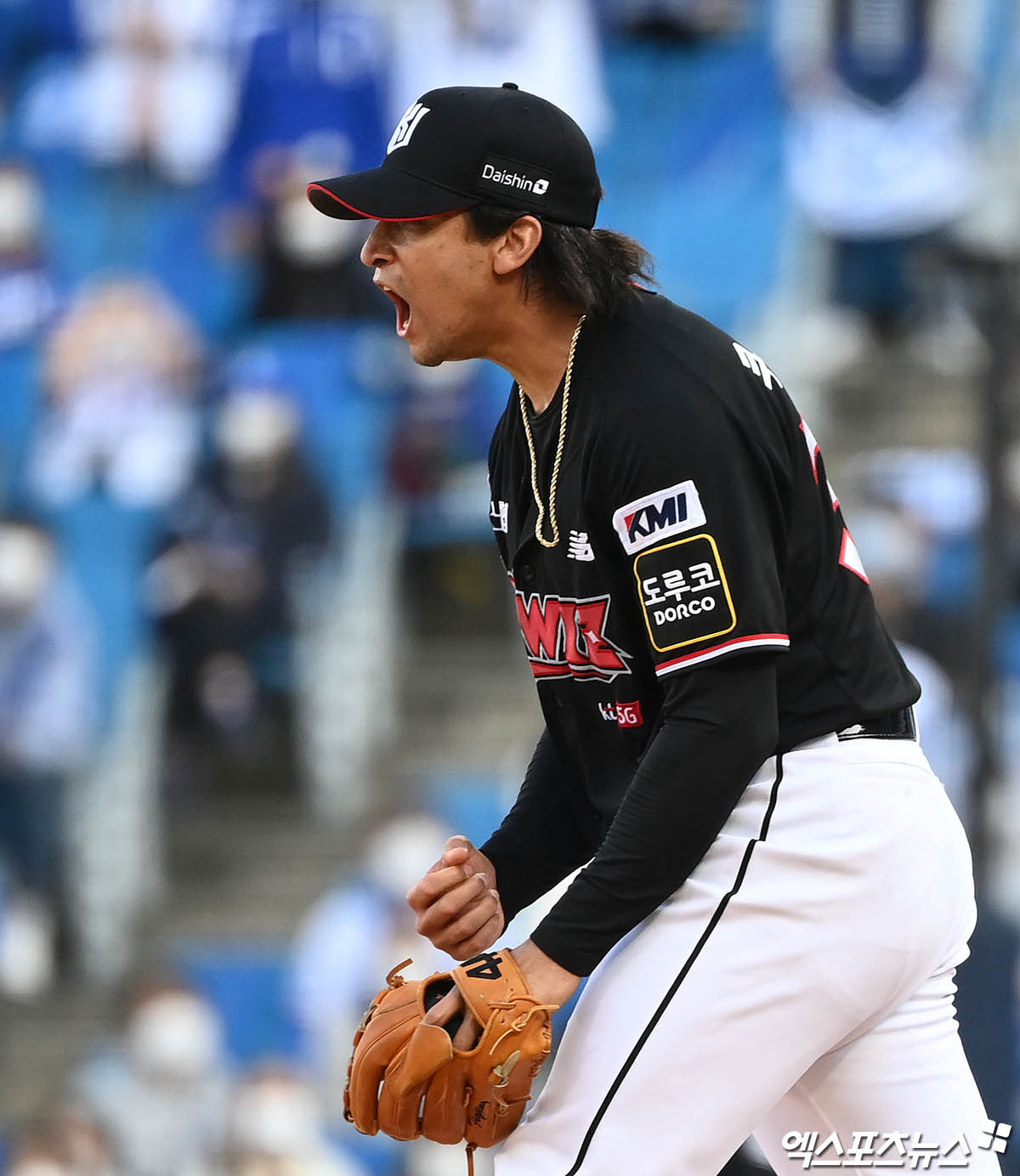 KT 위즈 선발투수 윌리엄 쿠에바스가 2021년 10월 31일 삼성 라이온즈와의 1위 결정전에 등판해 포효하고 있다. 엑스포츠뉴스 DB