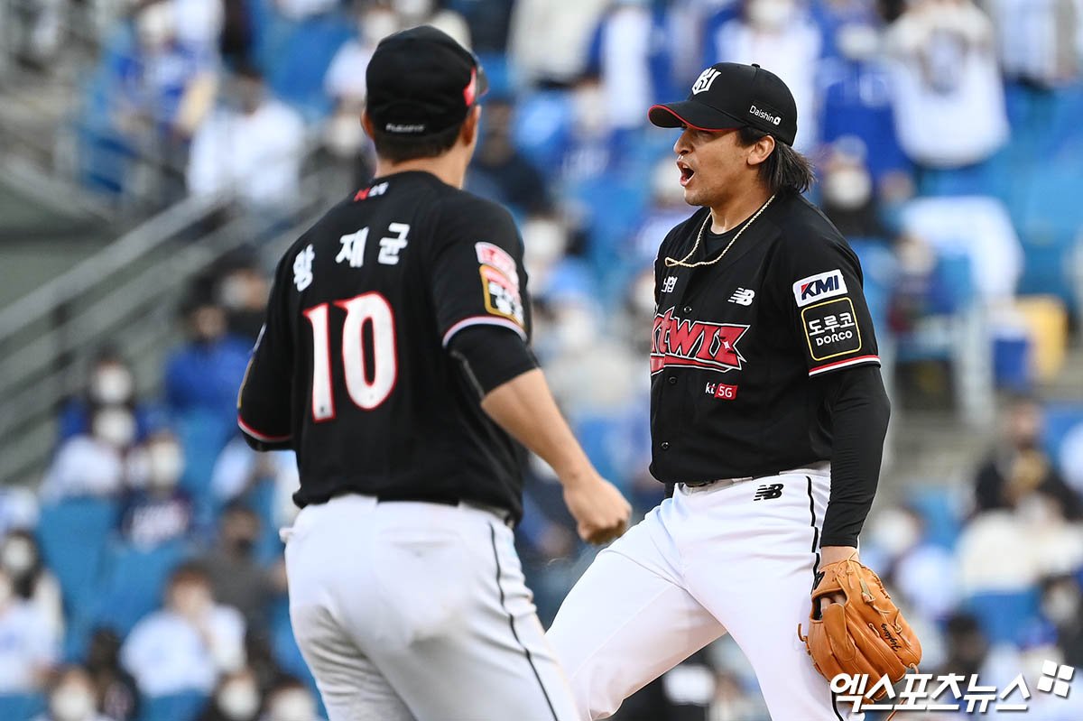 오른쪽에 선 KT 위즈 선발투수 윌리엄 쿠에바스가 2021년 10월 31일 삼성 라이온즈와의 1위 결정전에 등판해 포효하고 있다. 엑스포츠뉴스 DB