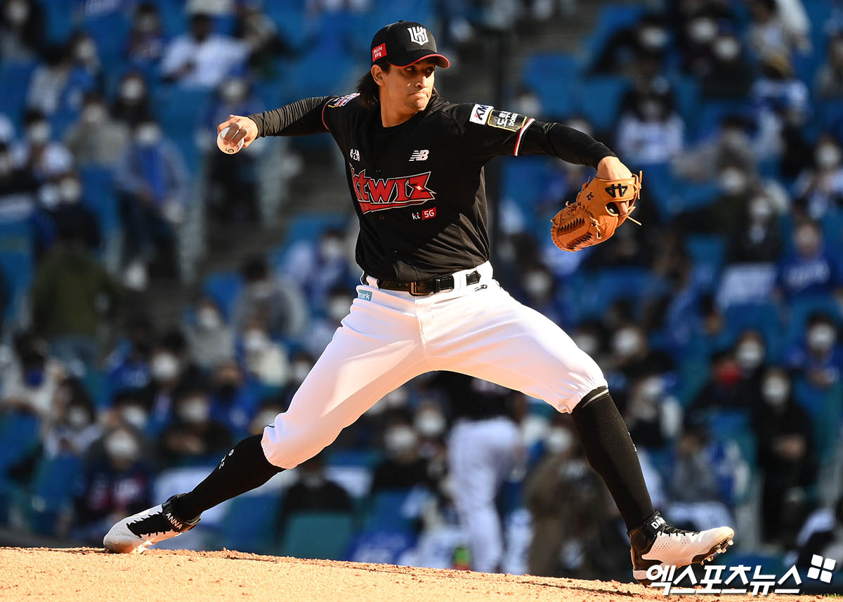 KT 위즈 선발투수 윌리엄 쿠에바스가 2021년 10월 31일 삼성 라이온즈와의 1위 결정전에 등판해 투구하고 있다. 엑스포츠뉴스 DB