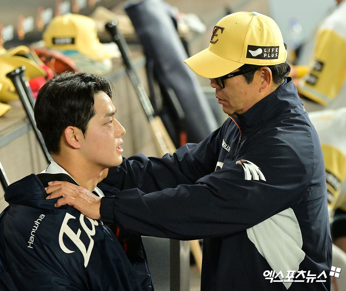 14일 오후 대전 한화생명 볼파크에서 열린 '2025 신한 SOL Bank KBO리그' 두산 베어스와 한화 이글스의 경기, 5회초 종료 후 한화 양상문 코치가 문동주와 대화를 나누고 있다. 엑스포츠뉴스DB