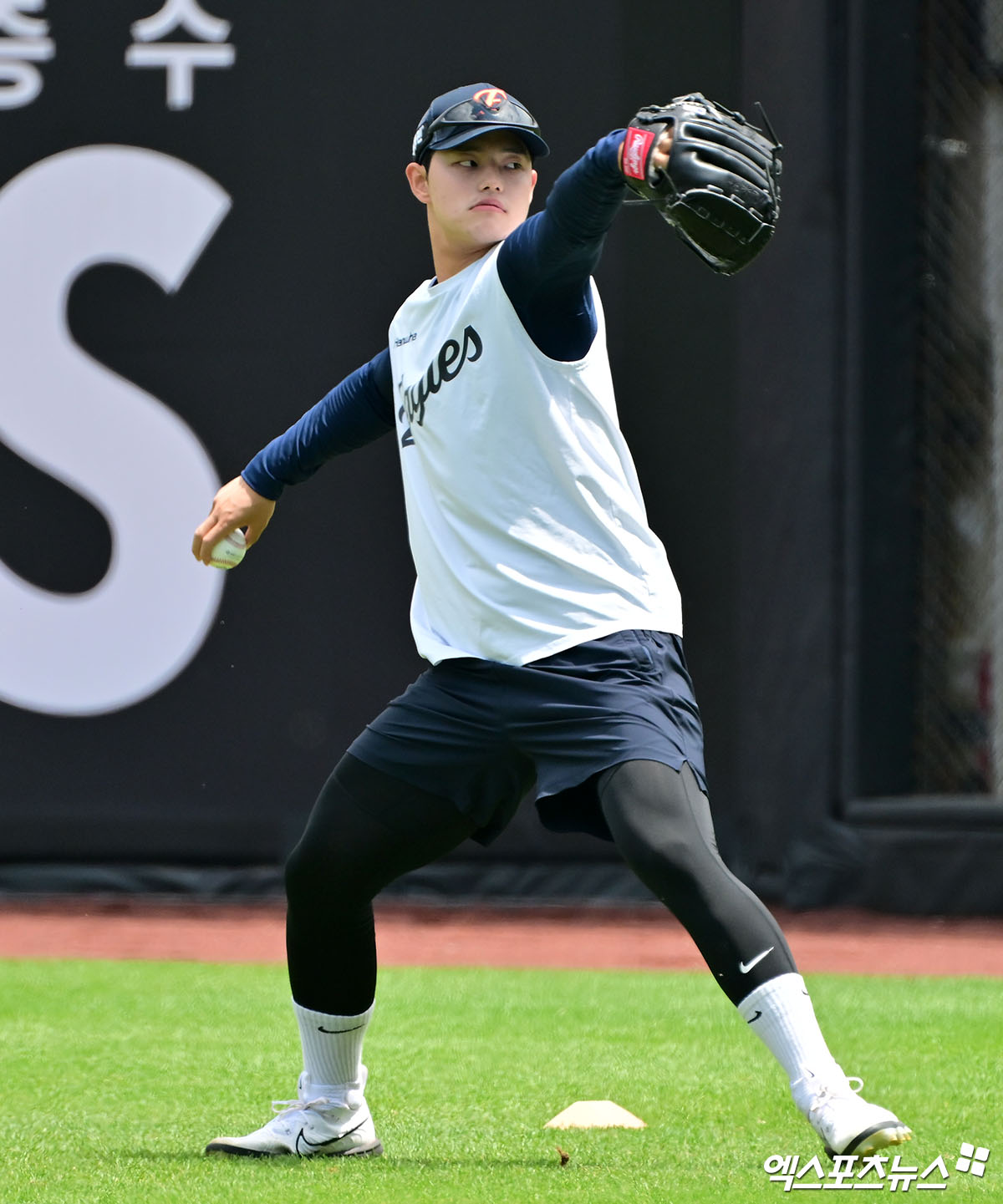 14일 오후 대전 한화생명 볼파크에서 열리는 '2025 신한 SOL Bank KBO리그' LG 트윈스와 한화 이글스의 경기, 한화 문동주가 캐치볼을 하고 있다. 엑스포츠뉴스DB