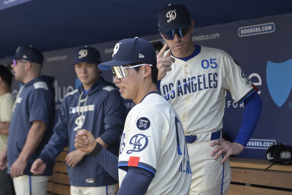 미국 메이저리그(MLB) LA 다저스 김혜성은 15일(이하 한국시간) 미국 캘리포니아주 로스앤젤레스 다저스타디움에서 열린 2025 MLB 샌프란시스코 자이언츠와의 홈경기에 9번 타자 겸 2루수로 선발 출전, 3회말 적시타를 때려냈다. 그의 타구는 공교롭게 상대팀에서 뛰고 있는 '절친' 이정후 앞으로 향했다. 연합뉴스