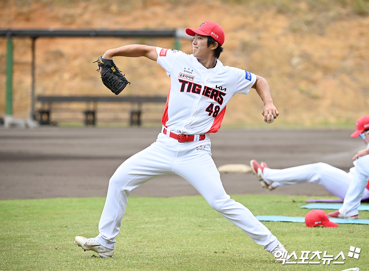  24일 오전 이의리가 일본 오키나와현 킨 구장에서 진행된 KIA 타이거즈 2차 스프링캠프 훈련에서 캐치볼을 하고 있다. 엑스포츠뉴스 DB