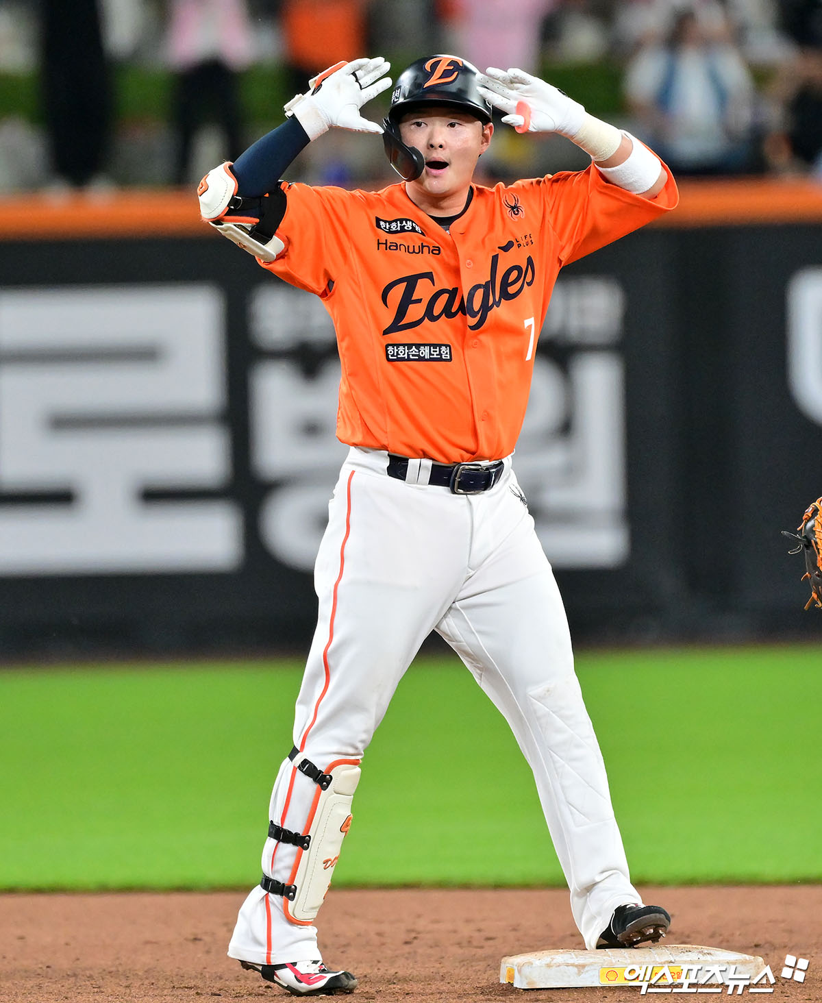 14일 오후 대전 한화생명 볼파크에서 열린 '2025 신한 SOL Bank KBO리그' LG 트윈스와 한화 이글스의 경기, 10회말 1사 한화 이도윤이 우중간 2루타를 날리고 있다. 대전, 김한준 기자