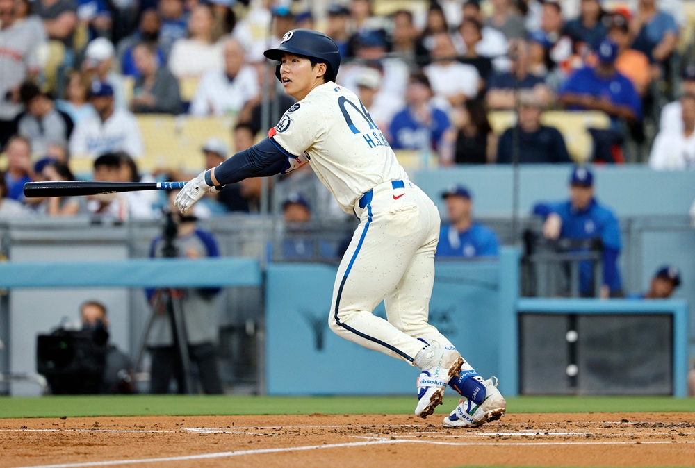 LA 다저스 김혜성이 15일 샌프란시스코 자이언츠전에 선발 출전해 타격하고 있다. 김혜성은 이날 절친한 친구인 샌프란시스코 이정후와 첫 선발 맞대결을 펼쳤다. AFP 연합뉴스