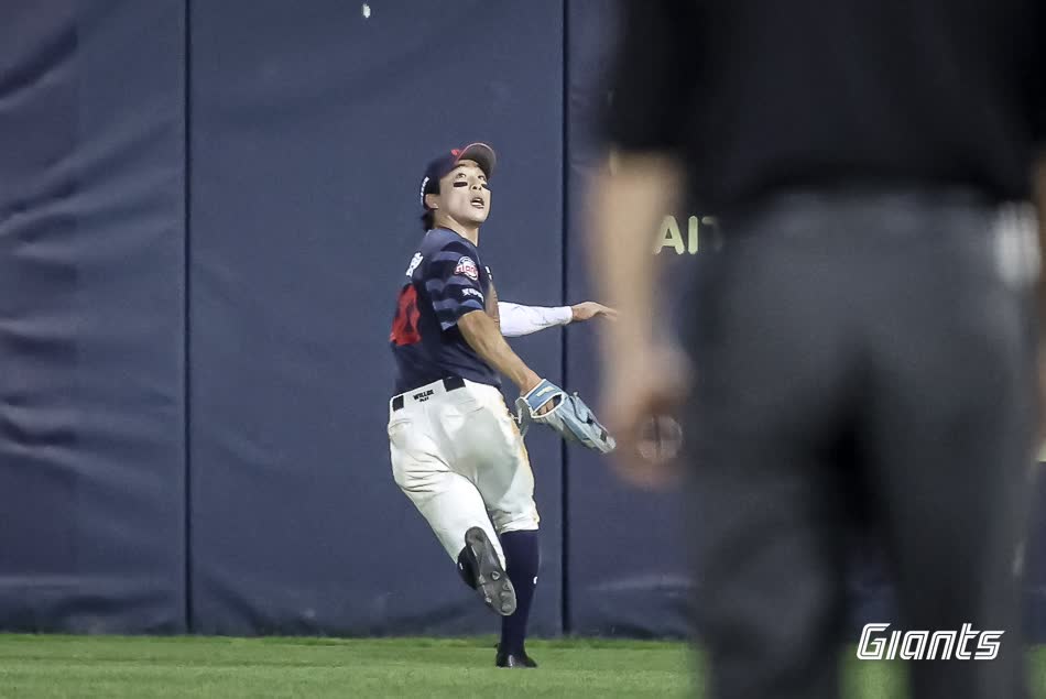 롯데 자이언츠 외야수 김동혁이 15일 인천 SSG랜더스필드에서 열리는 2025 신한 SOL Bank KBO리그 SSG 랜더스와 팀 간 11차전에 1번타자 겸 중견수로 선발출전 한다. 사진 롯데 자이언츠 