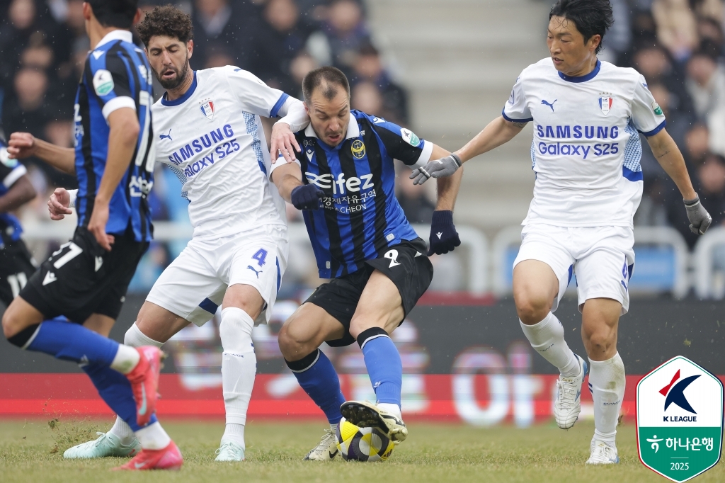 K리그1급 스쿼드, 그리고 K리그1급 관중 동원이 예고됐다. 수원 삼성과 인천 유나이티드의 경기를 보기 위해 수원월드컵경기장에 21000명 이상의 팬들이 집결할 예정인 가운데, 지난 시즌 K리그1에서 득점왕 경쟁을 펼쳤던 외인 공격수 일류첸코와 무고사가 맞붙는다. 사진 한국프로축구연맹