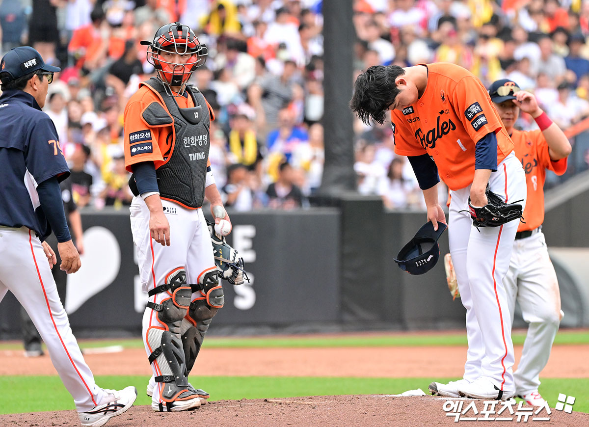 15일 오후 대전 한화생명 볼파크에서 열린 '2025 신한 SOL Bank KBO리그' LG 트윈스와 한화 이글스의 경기, 4회초 2사 1,3루 한화 문동주가 마운드를 내려가고 있다. 대전, 김한준 기자