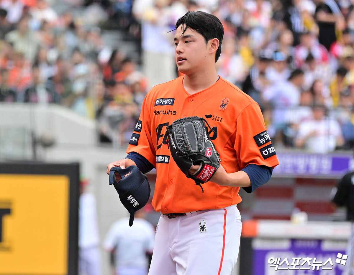 15일 오후 대전 한화생명 볼파크에서 열린 '2025 신한 SOL Bank KBO리그' LG 트윈스와 한화 이글스의 경기, 3회초 수비를 마친 한화 문동주가 더그아웃으로 향하고 있다. 대전, 김한준 기자