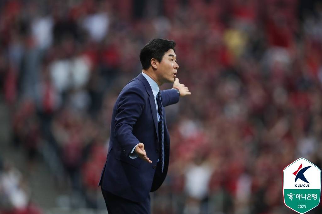 윤정환 감독은 수원 삼성전에 대단한 의미를 두지 않았다. 윤 감독은 수원전도 시즌의 한 경기에 불과하다며 평소처럼 하겠다고 말했다. 사진 한국프로축구연맹