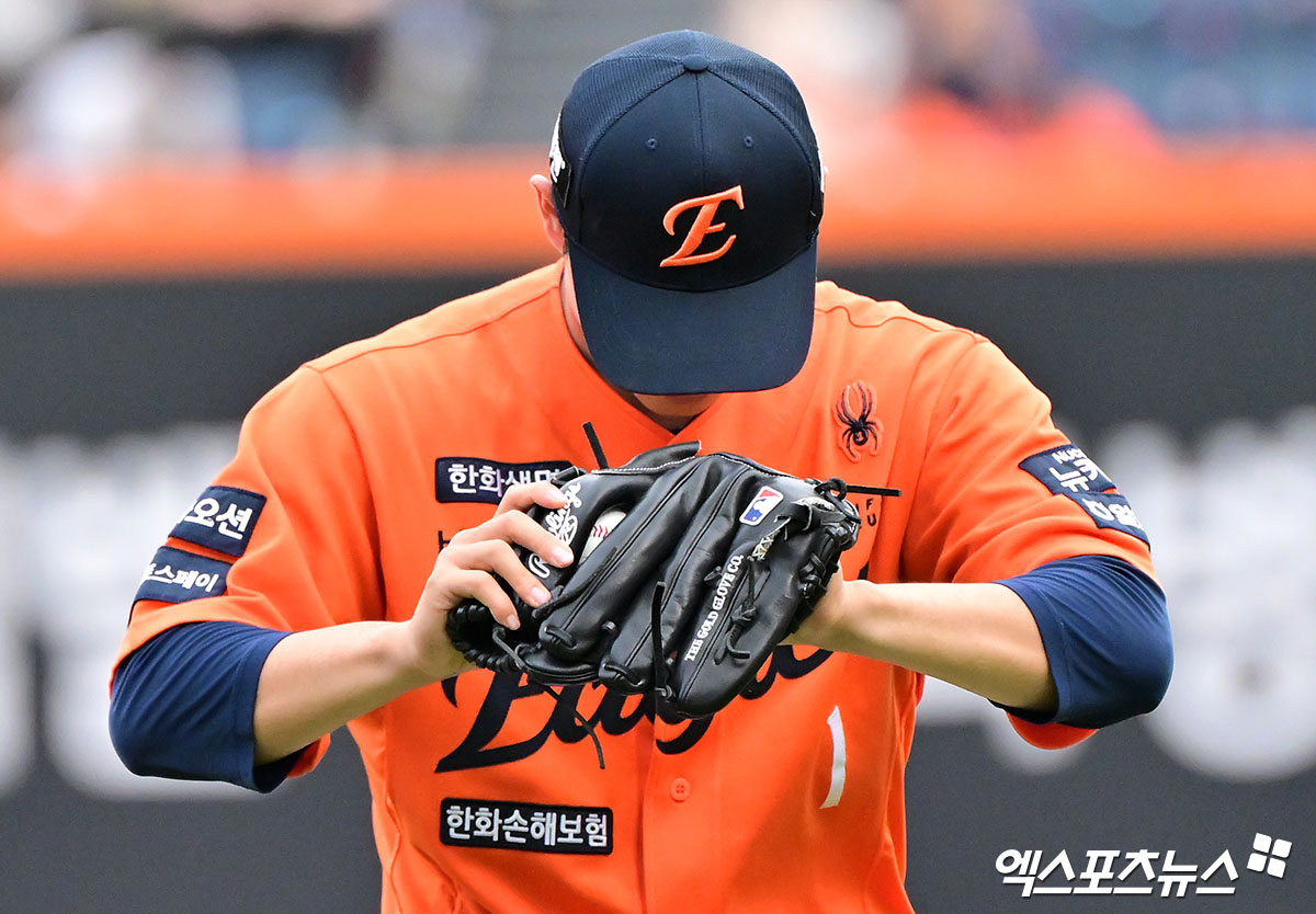 15일 오후 대전 한화생명 볼파크에서 열린 '2025 신한 SOL Bank KBO리그' LG 트윈스와 한화 이글스의 경기, 1회초 한화 선발투수 문동주가 공을 힘차게 던지고 있다. 대전, 김한준 기자