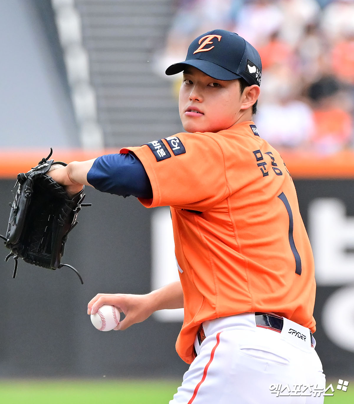 15일 오후 대전 한화생명 볼파크에서 열린 '2025 신한 SOL Bank KBO리그' LG 트윈스와 한화 이글스의 경기, 1회초 한화 선발투수 문동주가 공을 힘차게 던지고 있다. 대전, 김한준 기자