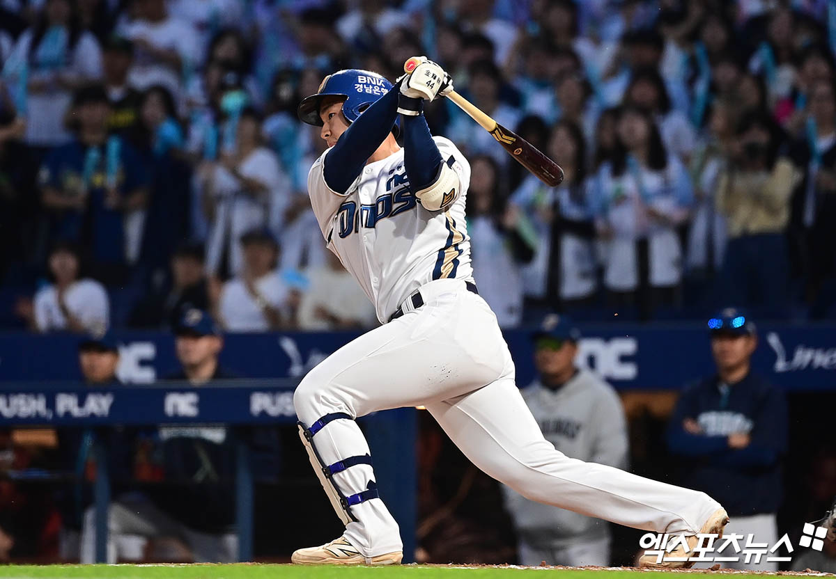 30일 오후 경상남도 창원NC파크에서 열린 '2025 신한 SOL Bank KBO리그' 한화 이글스와 NC 다이노스의 경기, 4회초 1사 1루 NC 김휘집이 병살타를 때려내고 있다. 엑스포츠뉴스 DB