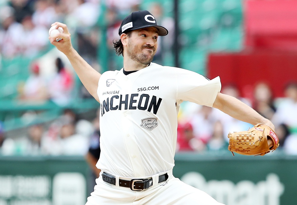 SSG 랜더스 외국인 투수 드류 앤더슨이 15일 인천 SSG랜더스필드에서 열린 2025 신한 SOL Bank KBO리그 롯데 자이언츠와의 팀 간 11차전에서 7이닝 무실점 호투로 승리투수가 됐다. 사진 SSG 랜더스