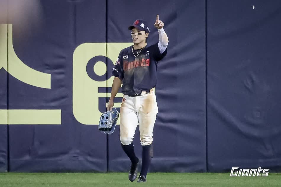 롯데 자이언츠 외야수 김동혁이 15일 인천 SSG랜더스필드에서 열린 2025 신한 SOL Bank KBO리그 SSG 랜더스와의 팀 간 11차전에서 1번타자 겸 중견수로 선발출전 했다. 사진 롯데 자이언츠