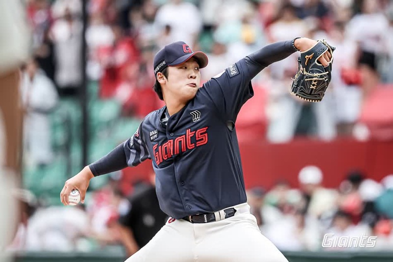 롯데 자이언츠 우완 이민석이 15일 인천 SSG랜더스필드에서 열린 2025 신한 SOL Bank KBO리그 SSG 랜더스와의 팀 간 11차전에서 5.1이닝 1실점으로 호투했다. 사진 롯데 자이언츠
