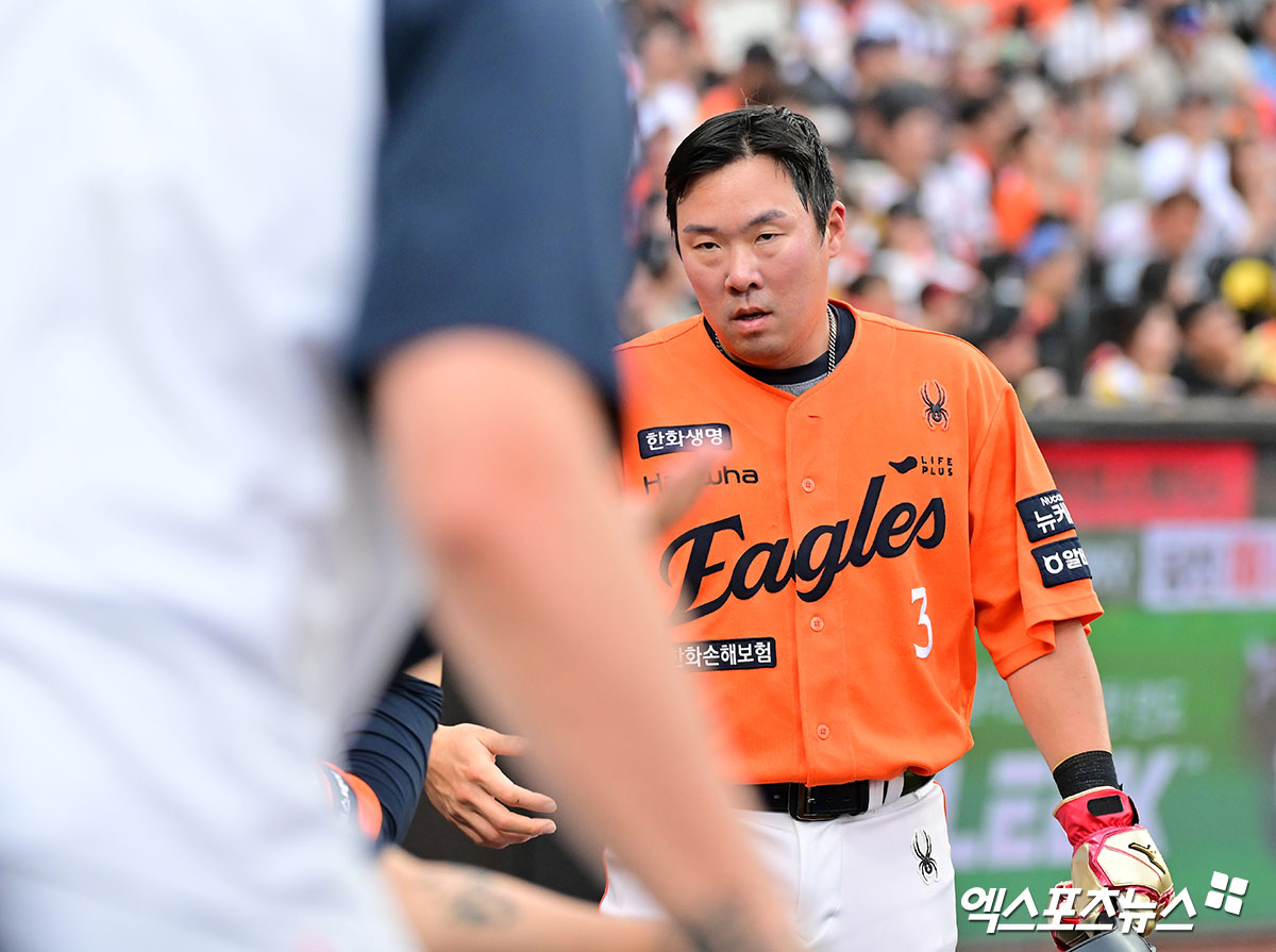 15일 오후 대전 한화생명 볼파크에서 열린 '2025 신한 SOL Bank KBO리그' LG 트윈스와 한화 이글스의 경기, 4회말 1사 만루 한화 안치홍이 이진영의 1타점 희생플라이때 득점에 성공하고 있다. 대전, 김한준 기자