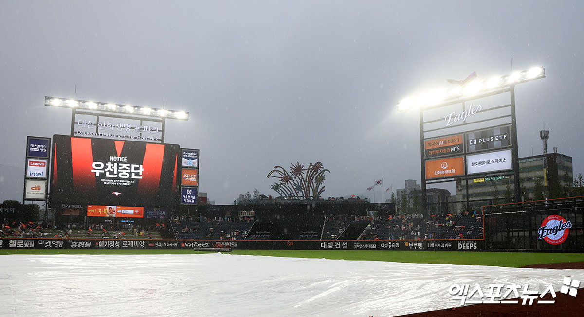 15일 오후 대전 한화생명 볼파크에서 열린 '2025 신한 SOL Bank KBO리그' LG 트윈스와 한화 이글스의 경기, 5회말 1사 2루 한화 채은성 타석때 갑작스럽게 비가 내리며 우천 중단되었다. 대전, 김한준 기자
