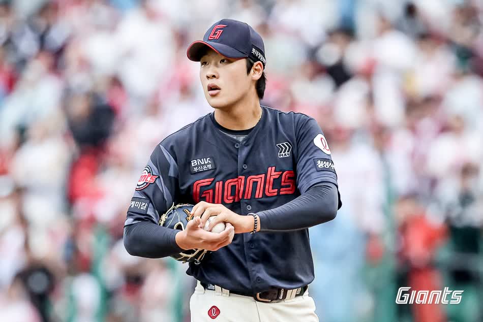 롯데 자이언츠 우완 영건 이민석이 15일 인천 SSG랜더스필드에서 열린 2025 신한 SOL Bank KBO리그 SSG 랜더스와의 팀 간 11차전에 선발등판, 5.1이닝 1실점 호투에도 패전투수가 됐다. 사진 롯데 자이언츠