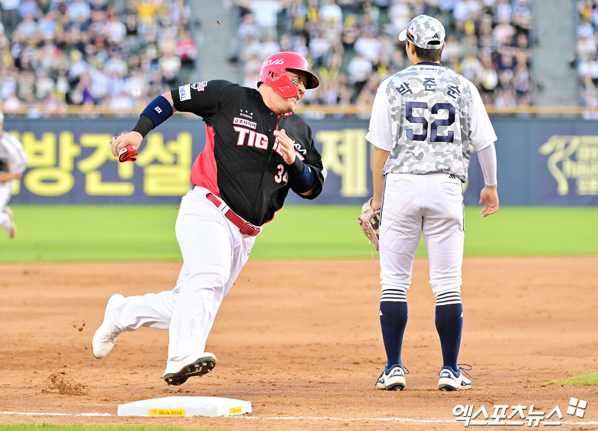 4일 오후 서울 송파구 잠실야구장에서 열린 '2025 신한 SOL Bank KBO리그' KIA 타이거즈와 두산 베어스의 경기, 4회초 무사 1,2루 KIA 최형우가 위즈덤의 1타점 적시타때 홈으로 쇄도하고 있다. 엑스포츠뉴스 DB