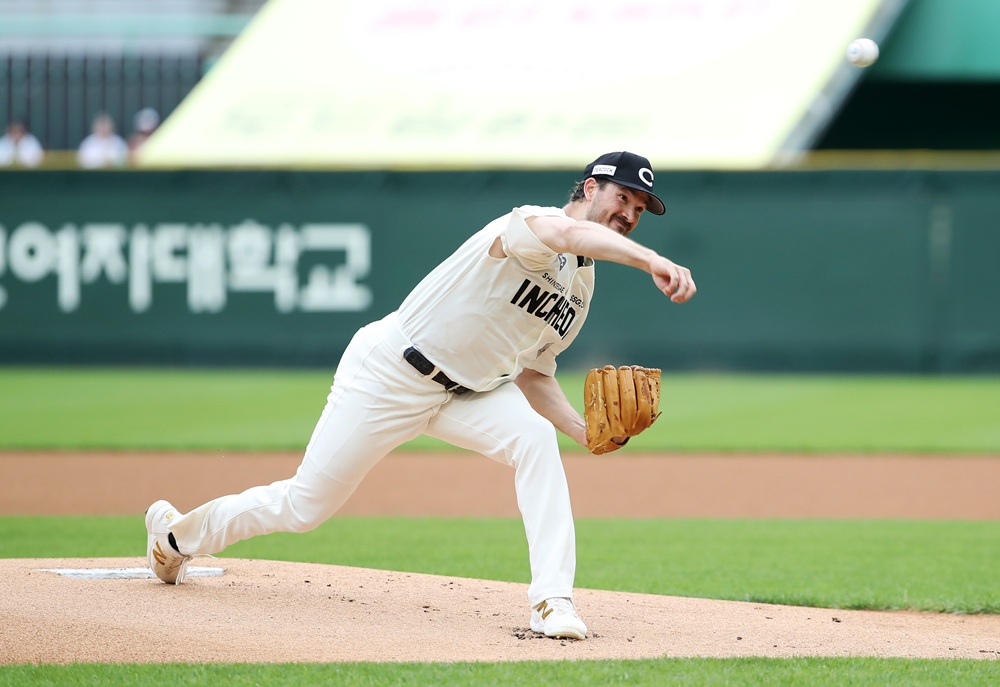 SSG 랜더스 외국인 투수 드류 앤더슨이 15일 인천 SSG랜더스필드에서 열린 2025 신한 SOL Bank KBO리그 롯데 자이언츠와의 팀 간 11차전에 선발등판, 7이닝 무실점 완벽투로 팀 승리를 이끌었다. 사진 SSG 랜더스